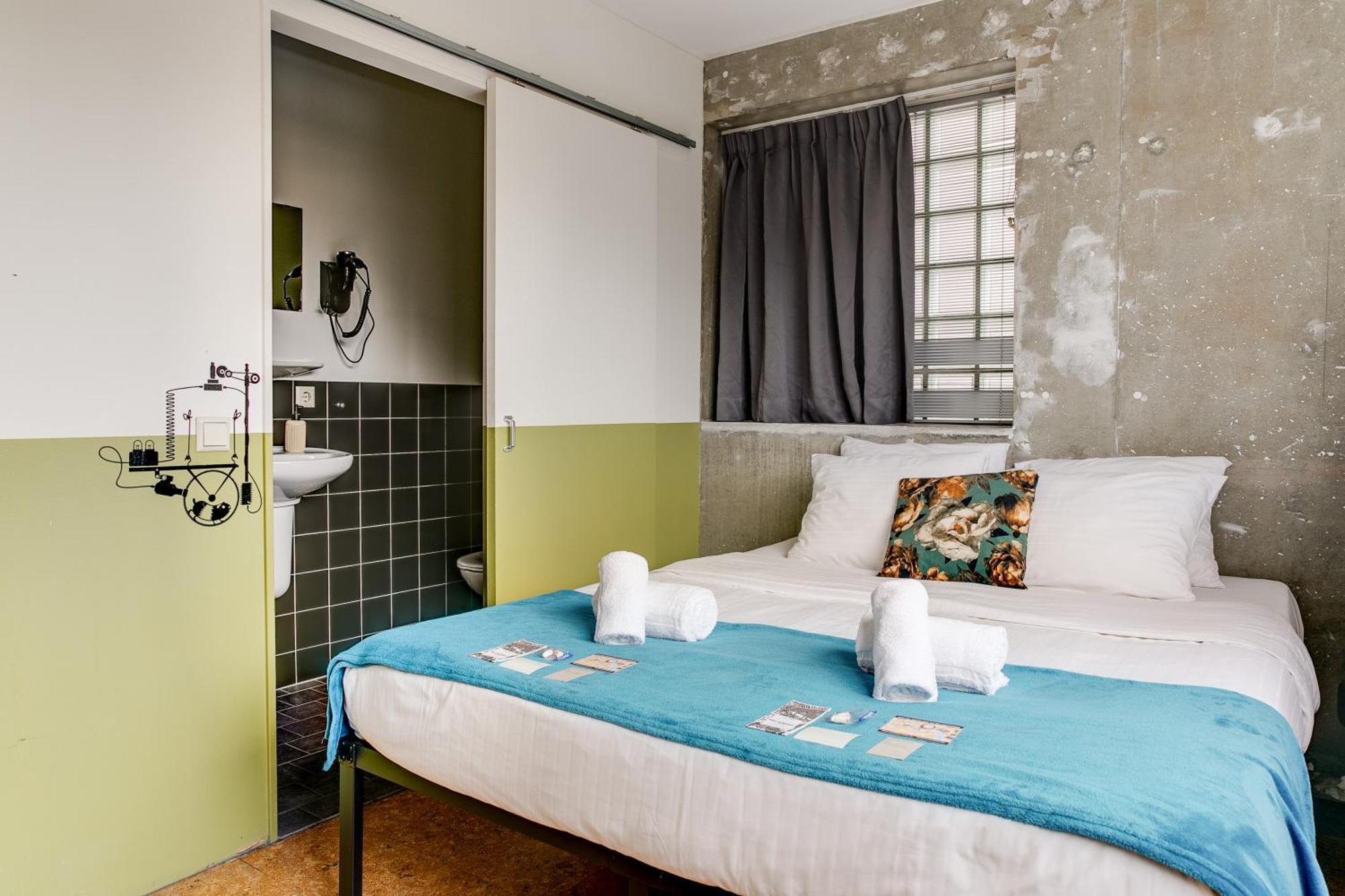 Deluxe Tweepersoonskamer met Eigen Badkamer en Uitzicht op de Gracht